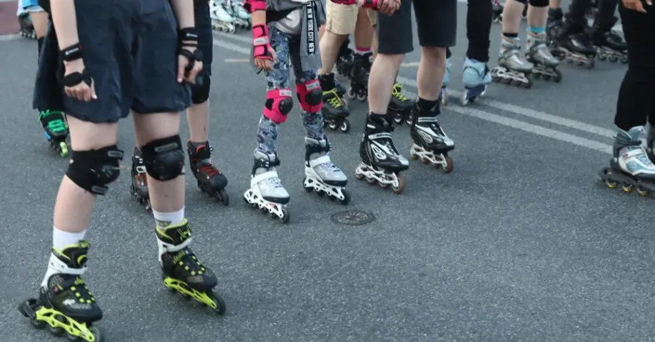 zdjęcie: W sobotnią noc rolkarze przejadą przez sześć dzielnic Warszawy, będą utrudnienia / Warszawa, 01.06.2023. Nightskating - czyli nocny przejazd na rolkach, 1 bm. w Warszawie. Dzisiejszy przejazd odbył się na łatwej i stosunkowej krótkiej trasie, przygotowanej z myślą o najmłodszych. (tg/doro) PAP/Tomasz Gzell