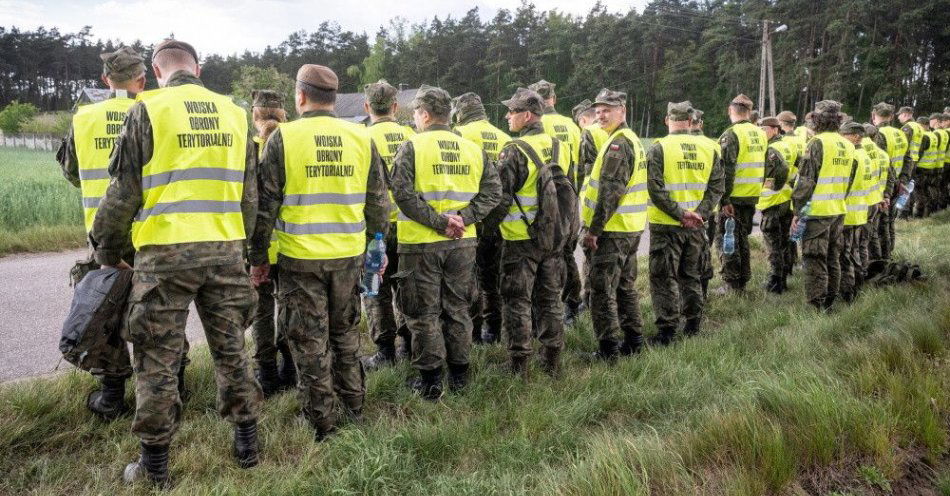 zdjęcie: BBN opublikowało mapy dot. naruszeń przestrzeni powietrznej przez drony i balony z Rosji i Białorusi / Kipichy, 13.05.2023. Żołnierze 8. Kujawsko-Pomorskiej Brygady Obrony Terytorialnej poszukują obiektu przypominającego balon, który przyleciał z kierunku Białorusi, w Kipichach, 13 bm. W akcji uczestniczy ok. 30 żołnierzy. (ad)PAP/Tytus Żmijewski ***Zdjęcie do depeszy PAP pt. Mazowieckie/ Żołnierze WOT szukają balonu, który nadleciał z kierunku Białorusi, w Kipichach***