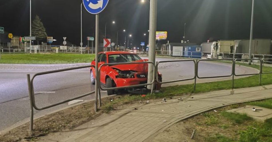 zdjęcie: Nietrzeźwy kierowca z zakazem uderzył w latarnię w Chełmie / fot. KMP Chełm