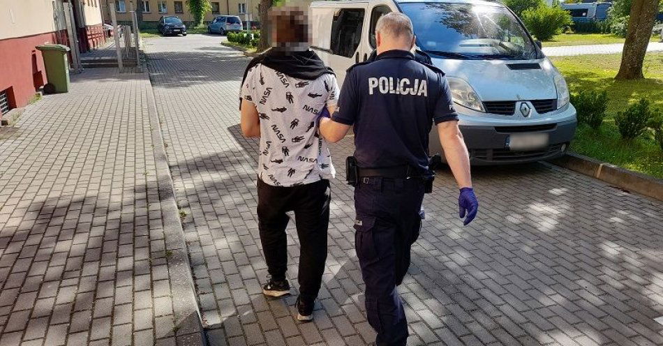 zdjęcie: Policjantka dzielnicowa zatrzymała mężczyznę poszukiwanego do odbycia kary ponad 1,5 roku pozbawienia wolności / fot. KPP w Lęborku