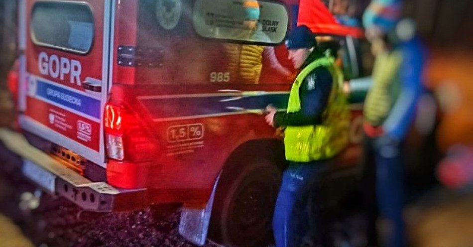 zdjęcie: Wspólna akcja służb uratowała zagubionego turystę w Bardzie / fot. KPP w Ząbkowicach Śląskich