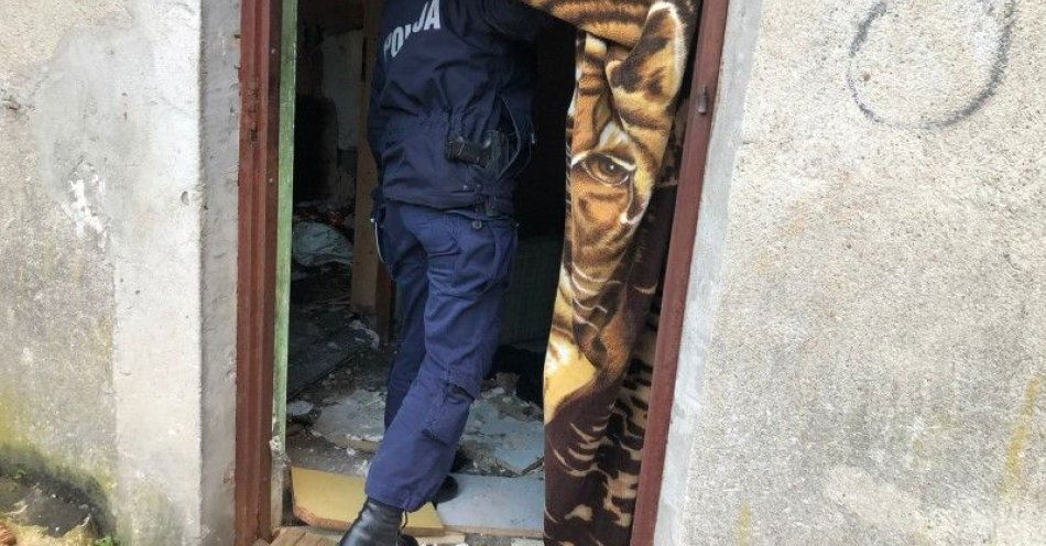 zdjęcie: Nie bądź obojętny reaguj na osoby zagrożone wychłodzeniem / fot. KMP w Gdyni