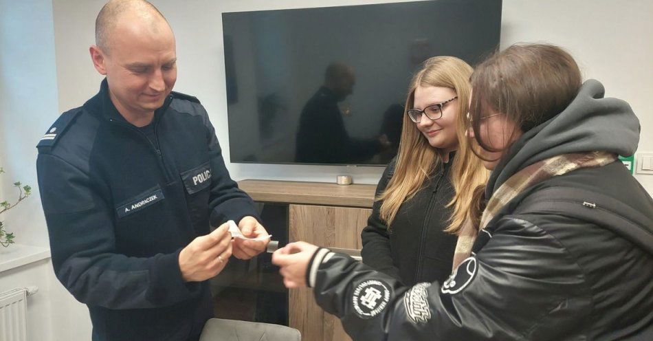 zdjęcie: Kampania Białej wstążki w Mrągowie / fot. KPP w Mrągowie