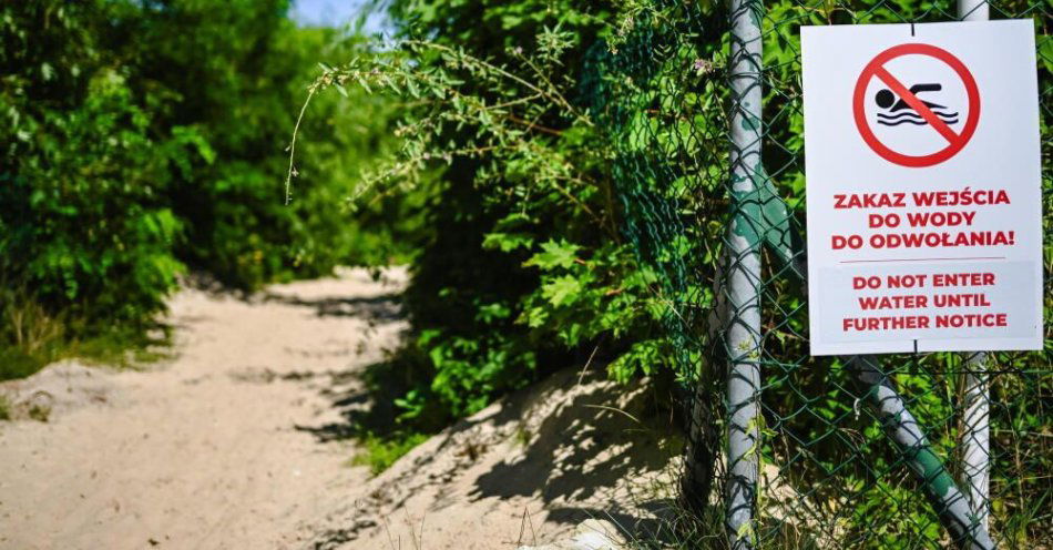 zdjęcie: Kilkanaście kąpielisk zamkniętych z powodu wysokich fal i silnego wiatru / fot. PAP