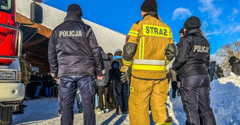 zdjęcie: Załamał się lód, ktoś wpadł do wody- na szczęście to tylko ćwiczenia / fot. KPP Augustów