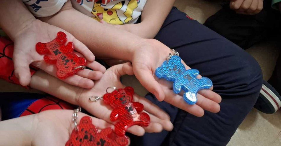 zdjęcie: Profilaktyczka uczy uczniów w Słomczynie jak być widocznym / fot. KPP w Piasecznie