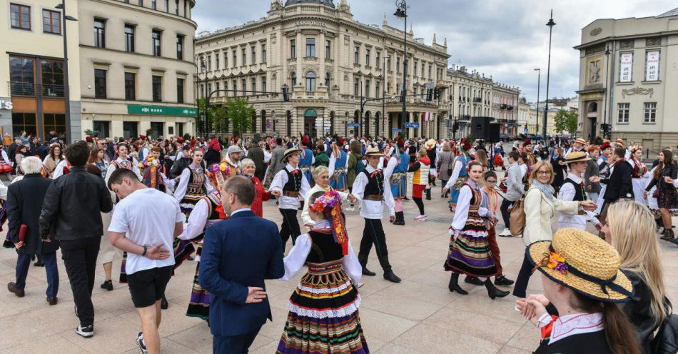 zdjęcie: Z okazji 3 maja mieszkańcy zatańczyli wspólnego poloneza ulicami miasta / fot. PAP