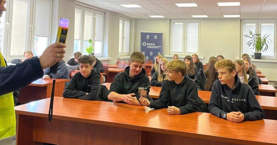 zdjęcie: Kadeci z Rydułtów trenowali z drogówką w Wodzisławiu / fot. KPP w Wodzisławiu Śląskim