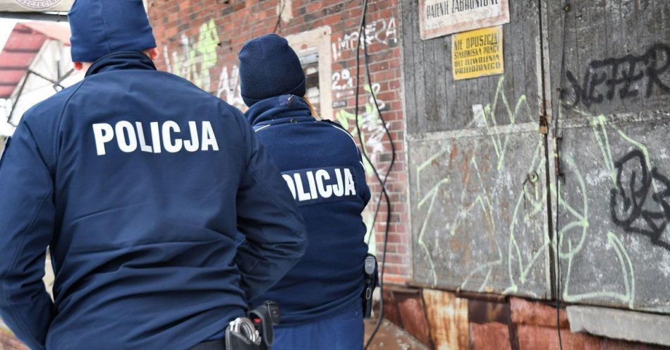 zdjęcie: Zima i bezdomność: jeden telefon może uratować życie / fot. KPP w Szczecinku