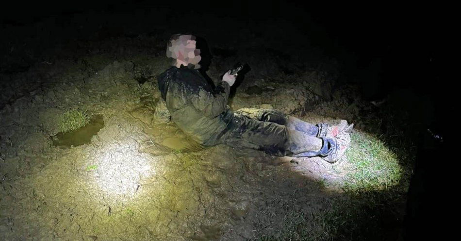 zdjęcie: Zgubił się, gdy nocą szedł skrótem do domu i upadł w grzęzawisko. Pomogli policjanci / fot. KPP w Garwolinie