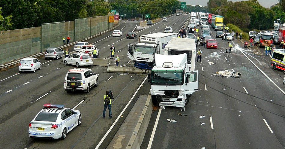 zdjęcie: Kolizja 3 aut na drodze S-8 / sv1ambo - Multi vehicle accident - M4 Motorway, Sydney, NSW/CC BY 2.0/https://creativecommons.org/licenses/by/2.0/