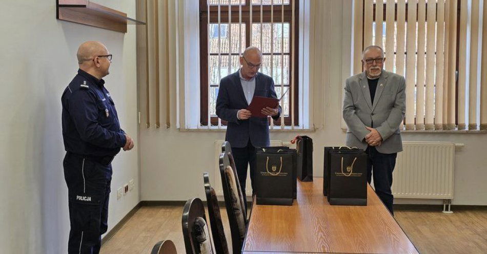 zdjęcie: Prorektor dziękuje policji za zabezpieczenie Biegu UMW / fot. KMP w Wrocławiu