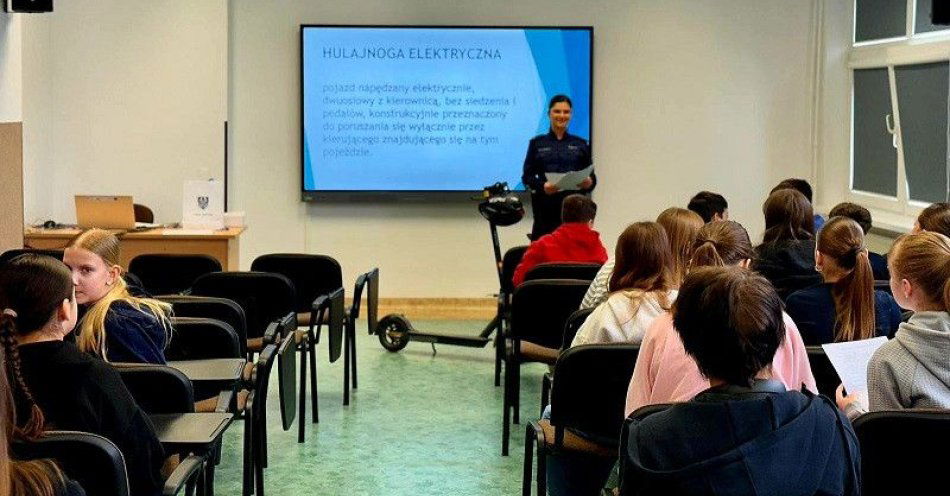 zdjęcie: Uczniowie z Jawora uczą się bezpiecznej jazdy na hulajnodze / fot. KPP w Jaworze