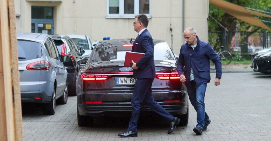 zdjęcie: Marszałek Hołownia przybył do prokuratury na przesłuchanie ws. jego słów o „zamachu stanu” / Warszawa, 10.10.2025. Marszałek Sejmu Szymon Hołownia (C) w drodze na przesłuchanie w Prokuraturze Okręgowej w Warszawie, 10 bm. Chodzi o słowa marszałka Hołowni z lipca br., gdy stwierdził, że wielokrotnie sugerowano mu, aby opóźnił zaprzysiężenie Karola Nawrockiego na prezydenta RP i dokonał w ten sposób „zamachu stanu”. (mr) PAP/Leszek Szymański
***Do tego materiału zdjęciowego dostępna jest również depesza w systemie CSI, pt.: W piątek o godz.10 przesłuchanie marszałka Sejmu Szymona Hołowni 