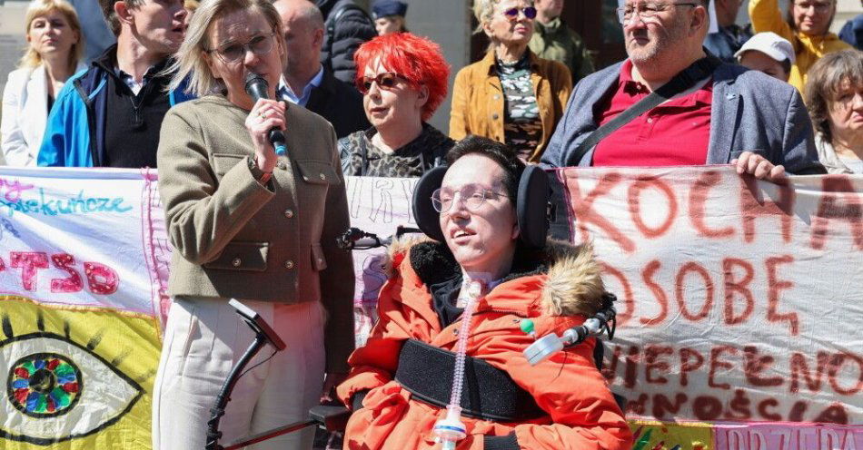 zdjęcie: Protest osób z niepełnosprawnościami. Chcą wprowadzenia ustawowej asystencji osobistej / fot. PAP