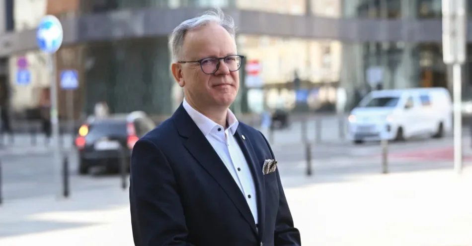 zdjęcie: Prof. Rowiński: Polska musi nauczyć się żyć z powodziami, bo nie da się wyzerować tego ryzyka / Warszawa, 12.03.2026. Na zdjęciu z 10 bm. hydrolog, dyrektor Instytutu Geofizyki PAN prof. Paweł Rowiński przed siedzibą Polskiej Agencji Prasowej w Warszawie. Prof. Paweł Rowiński był gościem Studia PAP. (amb) PAP/Radek Pietruszka