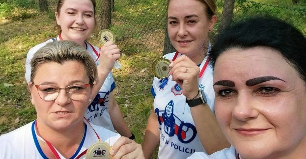 Panie pobiegły w Myśleńcinku w biegu z okazji 100- lecia kobiet w Policji