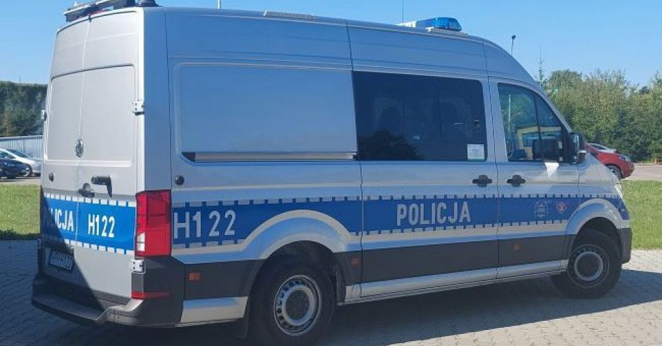 zdjęcie: Policjanci grójeckiej drogówki mają nowy radiowóz wyposażony w urządzenia do badania spalin silników oraz emitowanego przez nie hałasu / fot. KPP w Grójcu