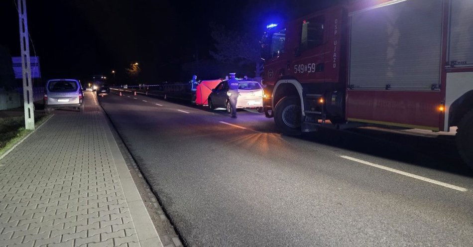 zdjęcie: Tragiczne potrącenie pieszego na drodze W715 w Zaosiu / fot. KPP w Tomaszowie Mazowieckim