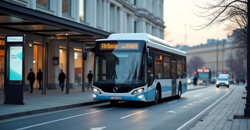 zdjęcie: Police dostaną 22 mln zł UE na elektryczne autobusy i trasy rowerowe / Autobus elektryczny na przystanku miejskim w Polsce /TMAI