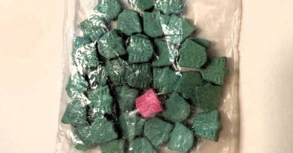 zdjęcie: 36 letni mężczyzna z 130 porcjami narkotyków zatrzymany w Złotowie / fot. KPP Złotów Woreczek strunowy z zabezpieczonymi tabletkami ecstasy