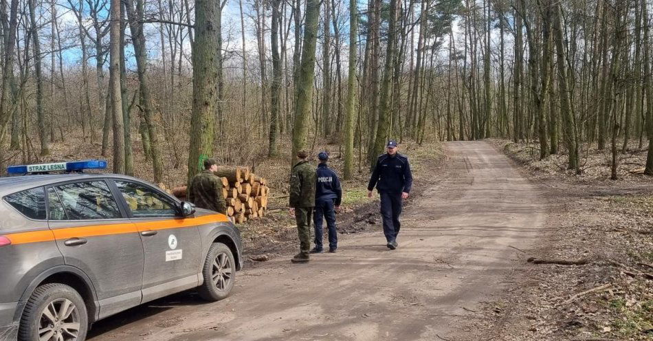 zdjęcie: Wspólny patrol policjantów i  strażników leśnych / fot. KPP w Radziejowie