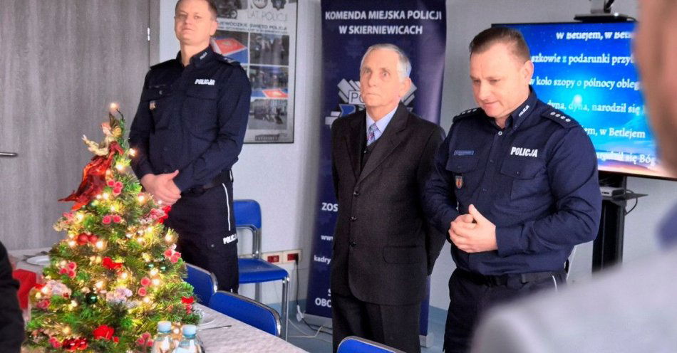 zdjęcie: Wigilijna atmosfera w Komendzie Miejskiej Policji w Skierniewicach / fot. KMP w Skierniewicach