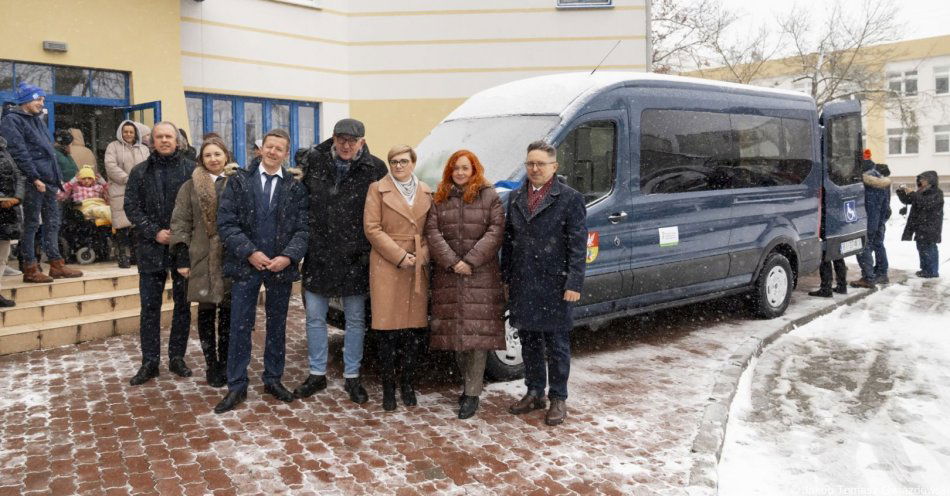zdjęcie: Nowy mikrobus dla mieszkańców DPS-u / fot. nadesłane