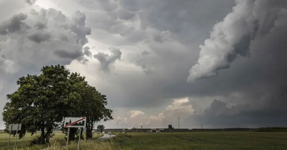 zdjęcie: Najbliższe dni z przelotnymi opadami deszczu i burzami; najcieplej na południu kraju / Wrocław, 13.06.2020. Chmury burzowe w okolicy Wrocławia w pobliżu trasy S8, 13 bm. IMGW poinformował o możliwych burzach z gradem pierwszego stopnia na terenie województw: podkarpackiego, małopolskiego, świętokrzyskiego, śląskiego, opolskiego i dolnośląskiego, wielkopolskiego, lubuskiego oraz łódzkiego.(kf) PAP/Aleksander Koźmiński