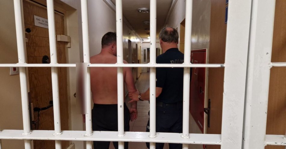 zdjęcie: Nietrzeźwy zniszczył drzwi sklepu po odmowie sprzedaży / fot. KPP w Pabianicach