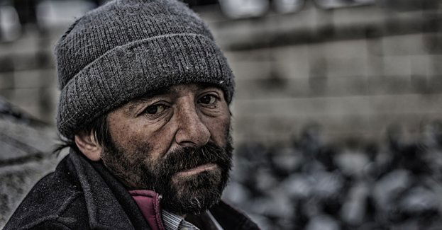 Policjanci pomogli mężczyźnie z hipotermią, któremu groziło wychłodzenie