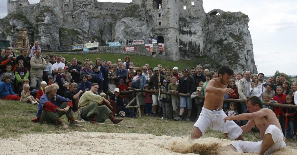 zdjęcie: Zamek w Ogrodzieńcu organizuje wakacyjne imprezy w tym turniej rycerski / fot. PAP