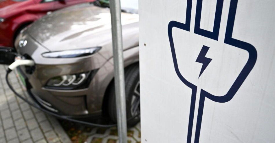 zdjęcie: Za trzy lata co szósty nowo rejestrowany w Polsce samochód będzie elektryczny / fot. PAP