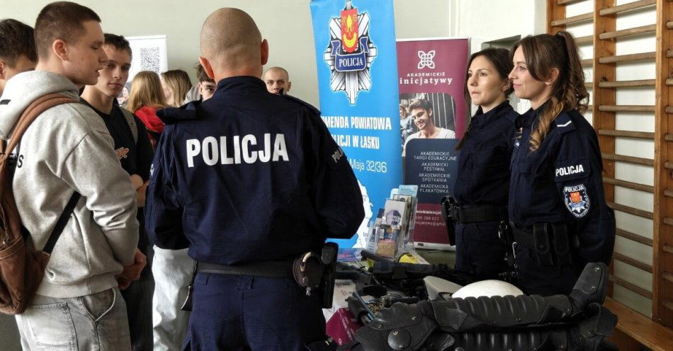 zdjęcie: Łask: Policja promuje służbę podczas Akademickich Targów / fot. KPP w Łasku