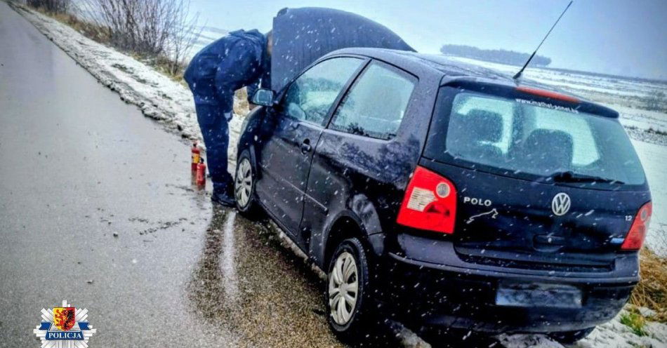 zdjęcie: Dzielnicowi ugasili płomienie spod maski i uratowali seniora / fot. KPP w Radomsku