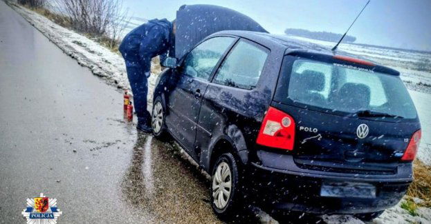 Dzielnicowi ugasili płomienie spod maski i uratowali seniora