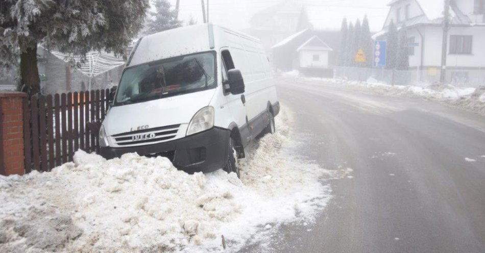 zdjęcie: Nietrzeźwi mężczyźni ukradli busa i uszkodzili ogrodzenie / fot. KMP w Nowym Targu