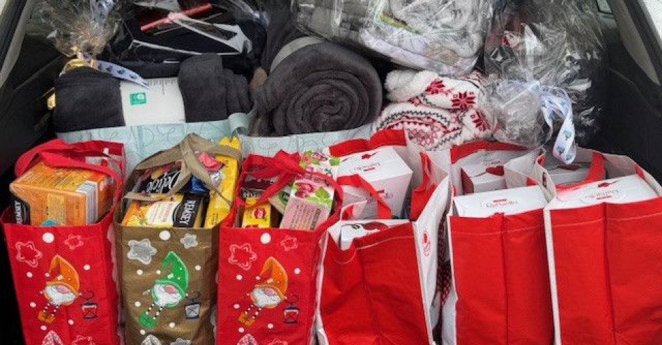 zdjęcie: Policja odwiedziła samotnych seniorów i przekazała pomoc / fot. KPP Czarnków Świąteczna pomoc i chwile rozmowy