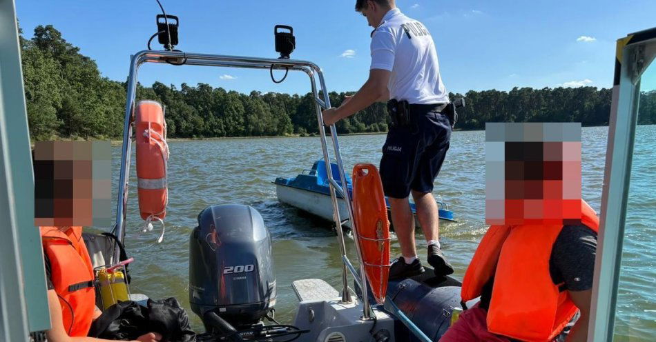 zdjęcie: Przez lornetkę wypatrzyli tonący rower wodny / fot. KMP Lublin