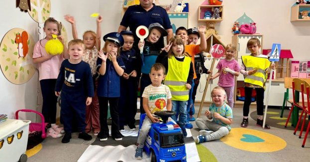 Policjanci uczą dzieci bezpiecznego ruchu drogowego w Pińczowie