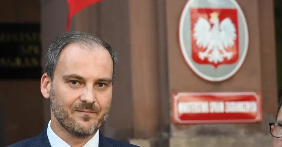 zdjęcie: Rzecznik MSZ do Zacharowej: zamiast szukać winnych w Warszawie, czas spojrzeć na Moskwę / Warszawa, 31.07.2026. Rzecznik prasowy MSZ Maciej Wewiór na briefingu przed siedzibą Ministerstwa Spraw Zagranicznych RP w Warszawie, 31 bm. Ministerstwo Spraw Zagranicznych wezwało ambasadora Rosji Gieorgija Michnę w związku z rakietą, która w czwartek uderzyła w terytorium Polski w miejscowości Tarnawa-Kolonia. Do wtargnięcia pocisku w polską przestrzeń powietrzną doszło w nocy z 29 na 30 bm., gdy Rosjanie dokonali kolejnego zmasowanego ataku na Ukrainę, w tym m.in. na Lwów. (amb) PAP/Radek Pi