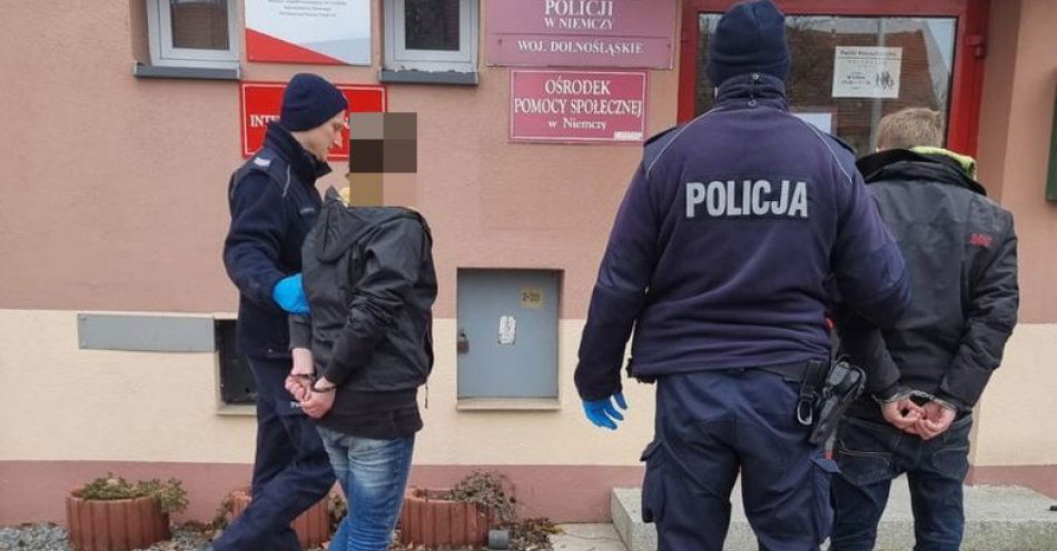 zdjęcie: Niemczańscy policjanci ustalili i zatrzymali sprawców włamania dokonanego do mieszkania i odzyskali część zrabowanego mienia. / fot. KPP w Dzierżonowie