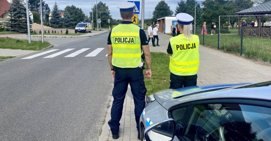 zdjęcie: Lidzbarscy policjanci czuwają nad bezpieczeństwem uczniów w drodze do szkoły / fot. KPP w Lidzbarku Warmińskim