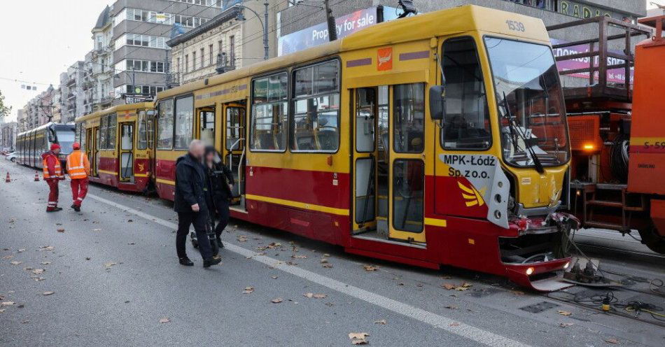 zdjęcie: Łódź: cztery osoby trafiły do szpitala po zderzeniu dwóch tramwajów w centrum miasta / Łódź, 13.11.2025. Miejsce zderzenia dwóch tramwajów w centrum Łodzi, 13 bm. W zderzeniu uczestniczyły tramwaje linii nr 2 i 3. Podróżowało nimi łącznie ok. 120 osób, 12 osób odniosło obrażenia. (mr) PAP/Marian Zubrzycki ***Do tego materiału zdjęciowego dostępna jest również depesza w systemie CSI, pt.: Łódź/ Zderzenie dwóch tramwajów w centrum – 12 osób poszkodowanych***
