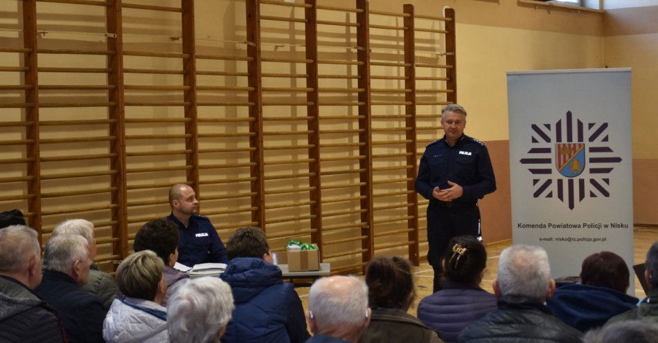 zdjęcie: Seniorzy uczą się jak nie paść ofiarą oszustów / fot. KPP w Nisku