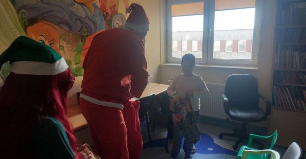 Mikołaj z policjantami rozdawał prezenty małym pacjentom