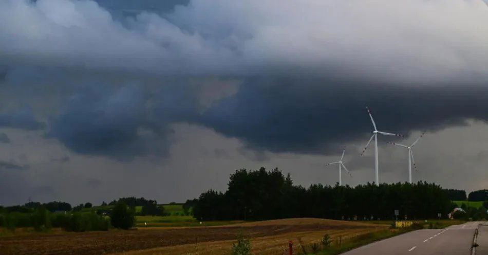 zdjęcie: IMGW ostrzega przed burzami i upałem; alert RCB dla woj. małopolskiego / Biała Woda, woj. podlaskie, 23.08.2026. N/z chmury burzowe nad polami w pobliżu drogi ekspresowej S61. PAP/Michał Zieliński