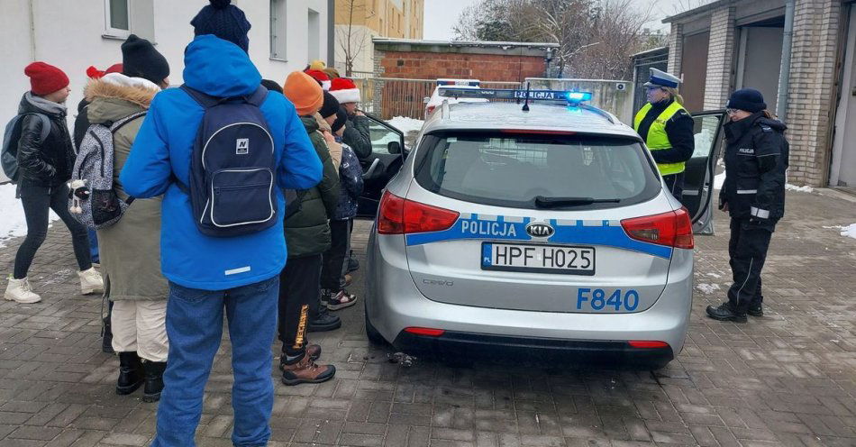 zdjęcie: Poznali pracę Policji i Świętego Mikołaja / fot. KPP w Łęczycy