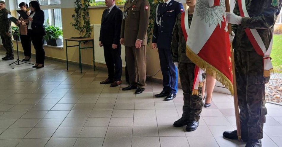 zdjęcie: Ślubowanie klasy mundurowej w Zespole Szkół w Zarzeczu / fot. KPP w Przeworsku