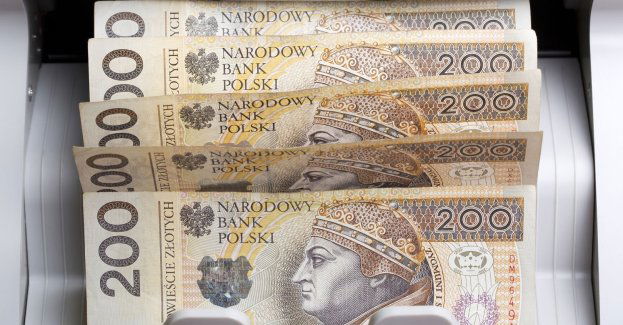 B. naczelnik podejrzany o przyjmowanie łapówek za decyzje dotyczące odpadów